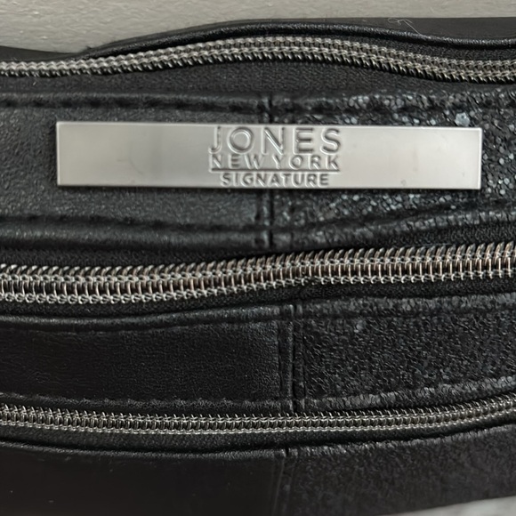 Jones NY PVC Cosmetic/travel wedge pouch,2 zip front pockets 1 interior,texture - Picture 2 of 12